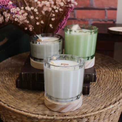 Candele profumate in vasetti con base in legno